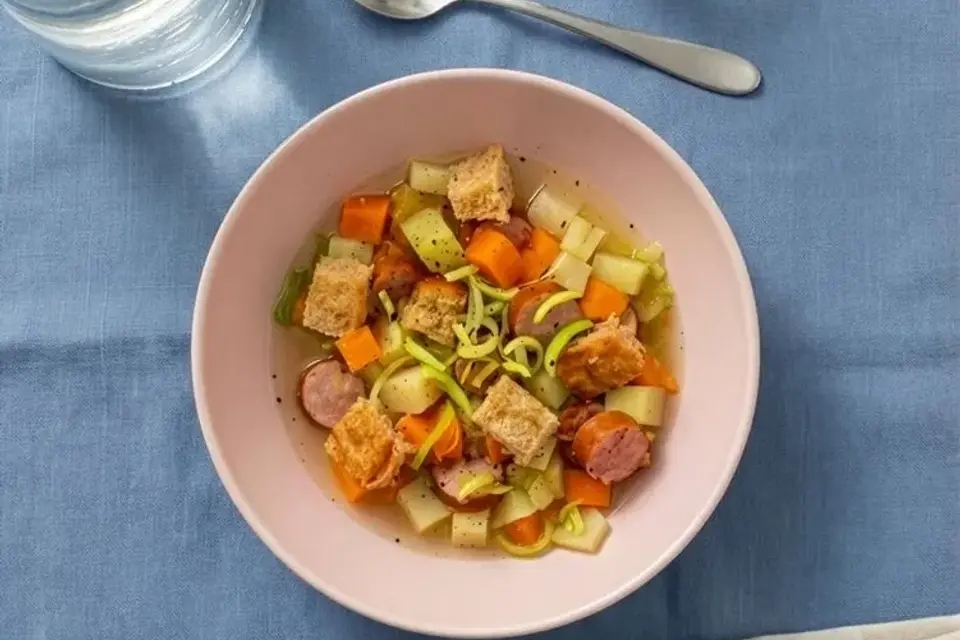 Grøntsagssuppe med rodfrugter, linquecapølse og croutoner — RetNemts eget foto