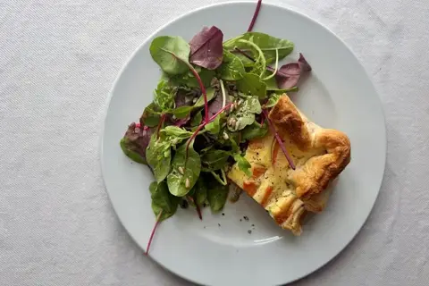 Græskartærte og salat med kerner