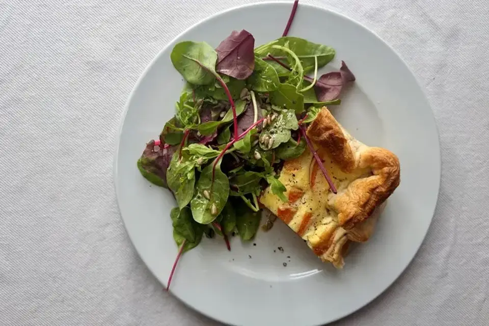 Græskartærte og salat med kerner — Skagenfoods eget foto