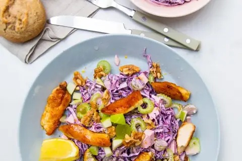 Rødkålssalat med citronkylling og groft brød