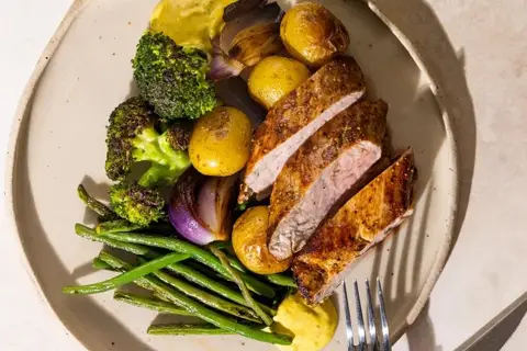 Citruskrydret svinemørbrad med grønne bønner, broccoli, hvidløgskartofler og estragonmayonnaise