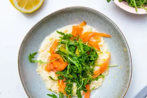 Risotto med røget laks, rucola og citron