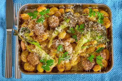 One tray gnocchi og kødboller med broccoli og hvidkålssalat