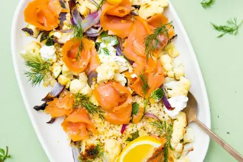 Koldrøget laks med citronbagt blomkål og bulgursalat
