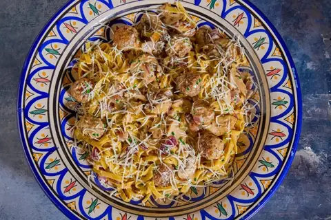 Polpette og fettuccine med svampesovs