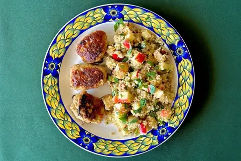 Frikadeller med bagt knoldselleri- og æblesalat