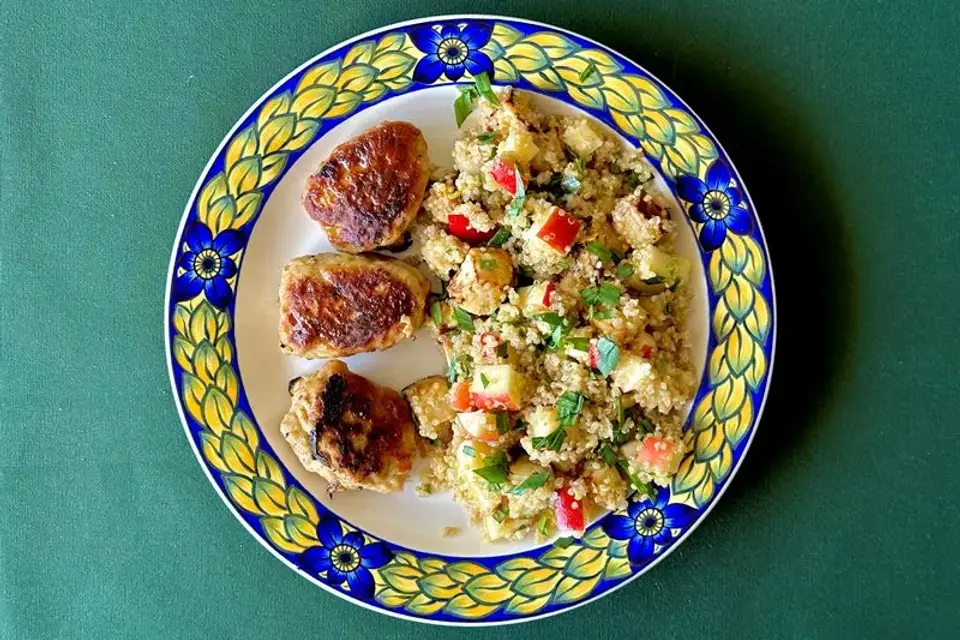 Frikadeller med bagt knoldselleri- og æblesalat — Skagenfoods eget foto