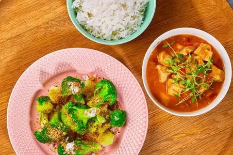 Heat: Skinkegryde med timianstegt broccoli, dukkah & ris