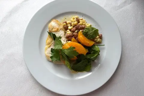 Stegt spætte med borlottibønner og urtesalat
