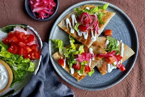 Quesadillas med krydret hakket oksekød og syltede løg