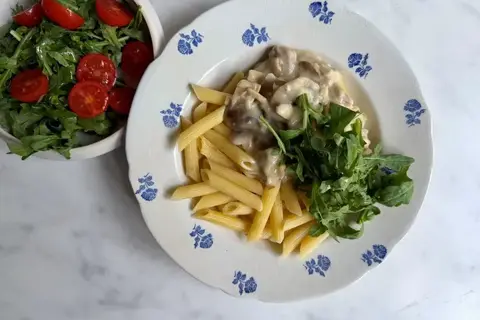 Heat: Chicken a la king med pasta og salat