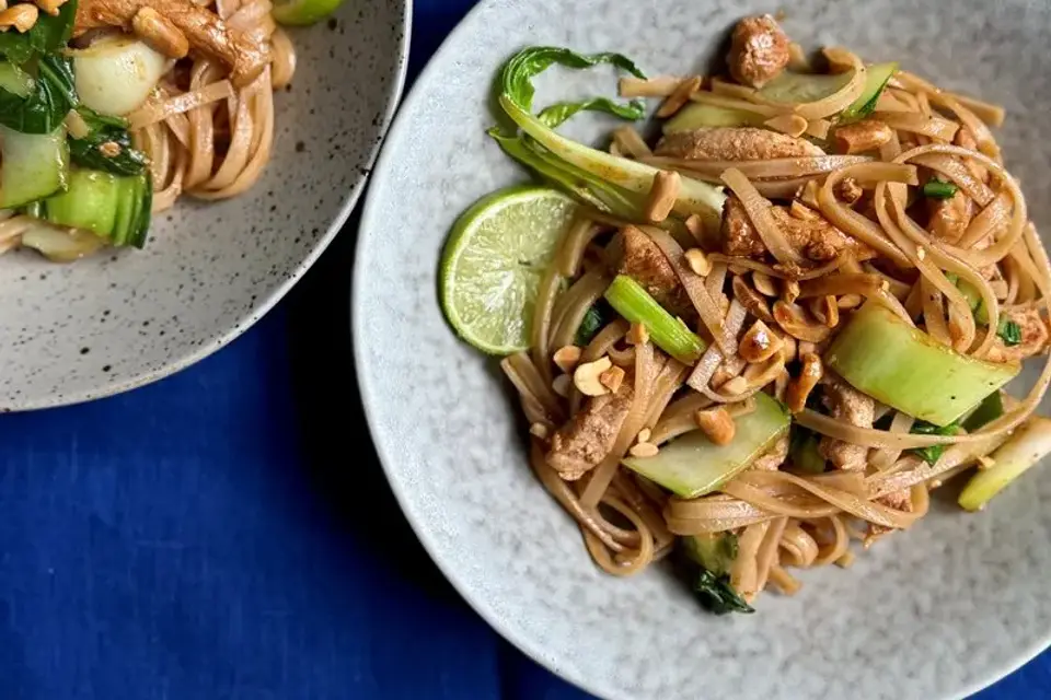 Stegte nudler med gris, forårsløg og hoisinsauce — Skagenfoods eget foto