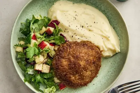 Wallenbergare med kartoffelmos og æblesalat