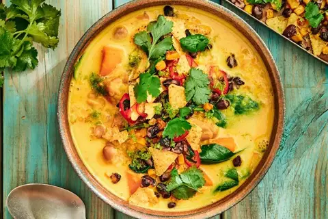 Island stew med søde kartofler, lime og crispy corn-topping