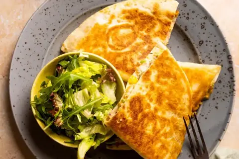 Tun quesadilla med cheddar og salat