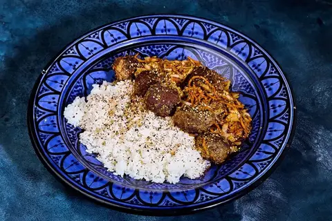 Koreansk kimchistegt kål med gris og sesam