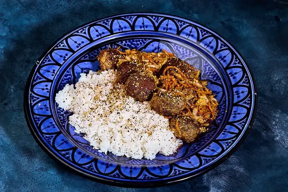 Koreansk kimchistegt kål med gris og sesam — Skagenfoods eget foto