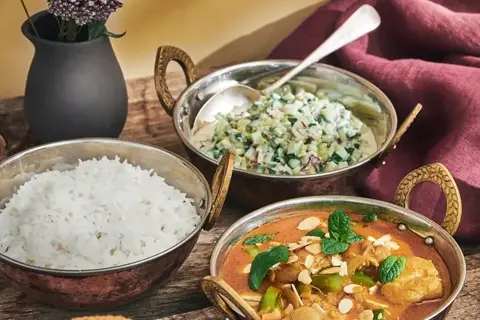 Chicken tikka masala med raita, mynte og mandler