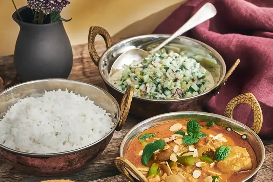 Chicken tikka masala med raita, mynte og mandler — RetNemts eget foto