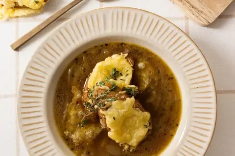 Klassisk løgsuppe med ostegratineret brød