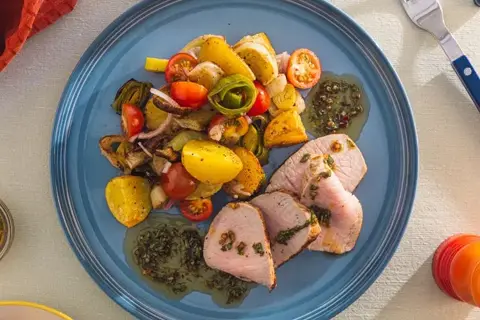 Svinemørbrad med bagt kartoffel/porre-salat og balsamico-chimichurri