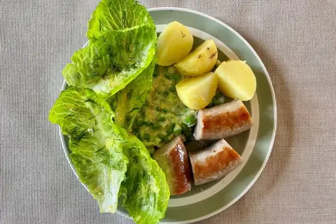 Stegt medister med stuvede ærter og frisk salat