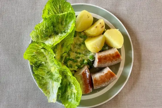 Stegt medister med stuvede ærter og frisk salat