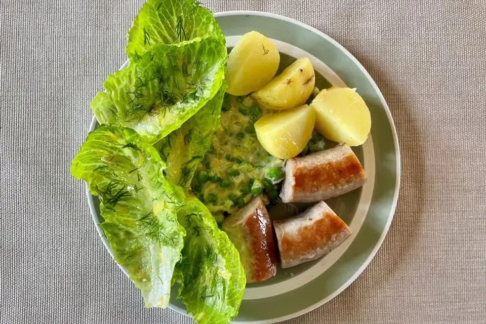 Stegt medister med stuvede ærter og frisk salat — Skagenfoods eget foto