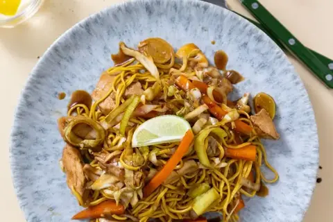 Lynstegt kylling i østerssauce med sprøde grøntsager