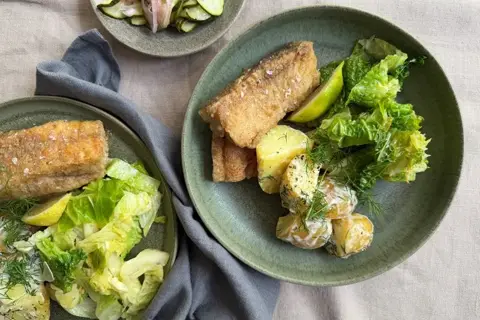 Stegt kuller med frisk agurkesalat, cremede dild kartofler og stegt deadon kål
