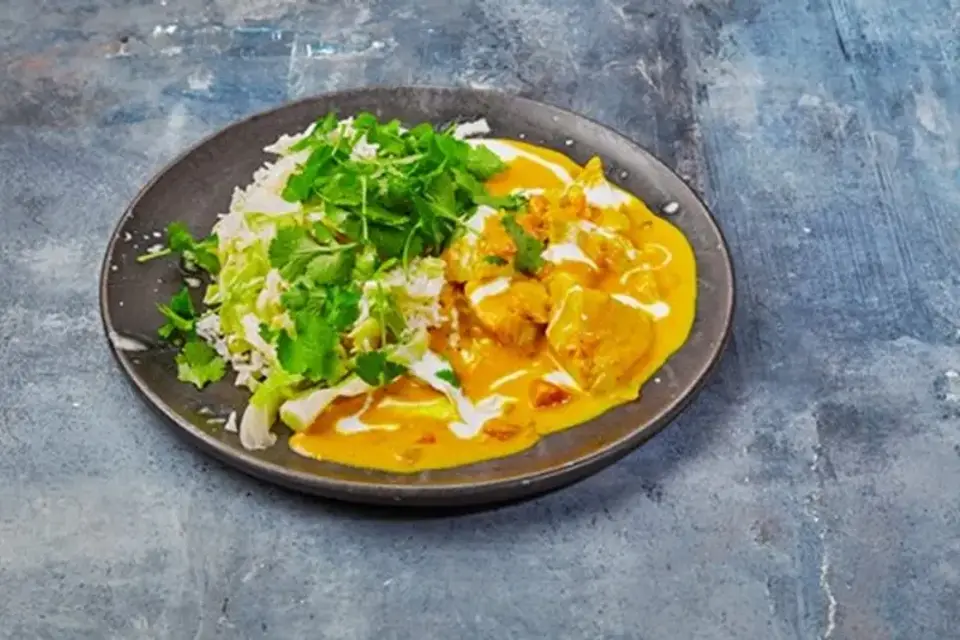 ELITE TEAM DK Racerkørerens Murgh Makhani lange med stegte spidskål — Skagenfoods eget foto