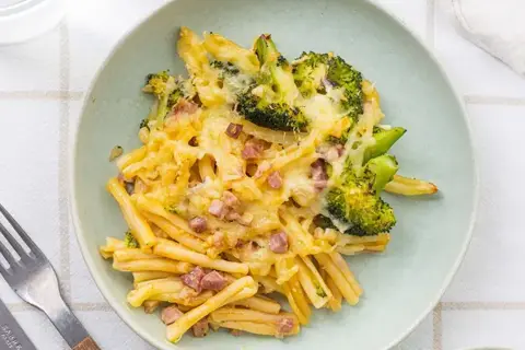 Gratineret pasta med bacon, broccoli og salat