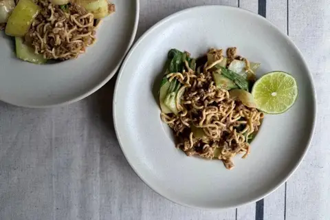 Nudler med krydret oksekød, pak choy, kokos og peanutbutter