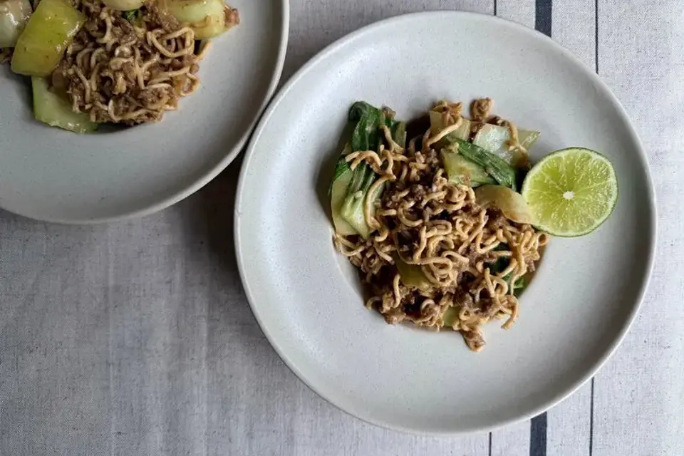 Nudler med krydret oksekød, pak choy, kokos og peanutbutter — Skagenfoods eget foto
