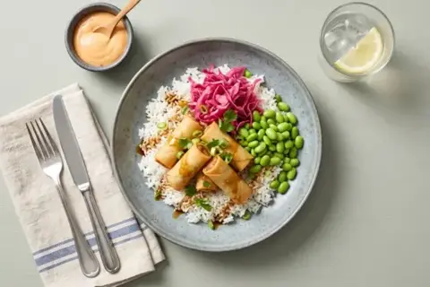 Crispy Spring Roll Bowl med teriyaki, chili mayo og jasminris🌶️