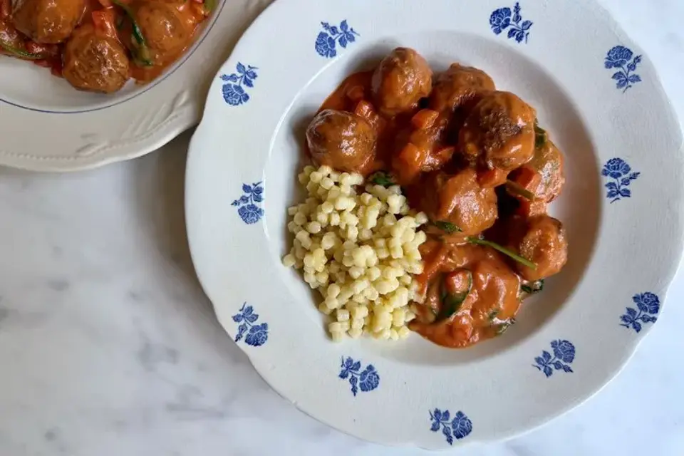 Kødboller i krydret tomatsauce med spinat og fregola — Skagenfoods eget foto