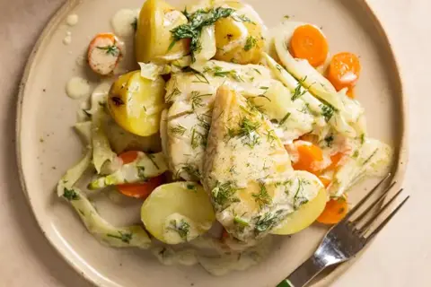 Pandestegt hvid fisk i cremet sauce med fennikel, kogte gulerødder og små kartofler