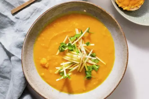 Sweet potato-suppe med æble og sprøde ostebrød