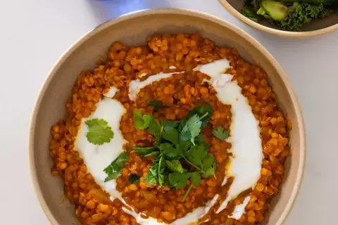 Dahl med brød og yoghurt