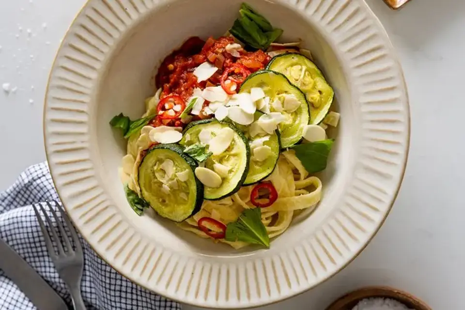 Cremet fettuccine med arrabiatasauce, squash og mandler — RetNemts eget foto