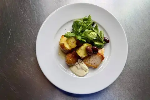 Bagt fisk med kartofler, aioli og grøn peberfrugt