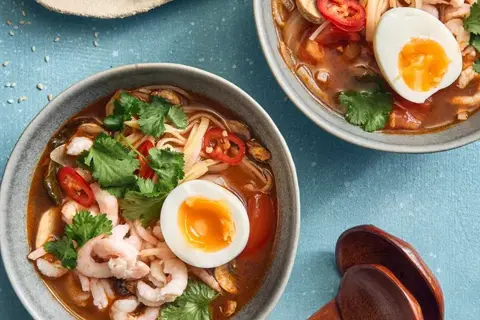 Tom Yum Goong - Thailandsk rejesuppe med limeblade og nudler