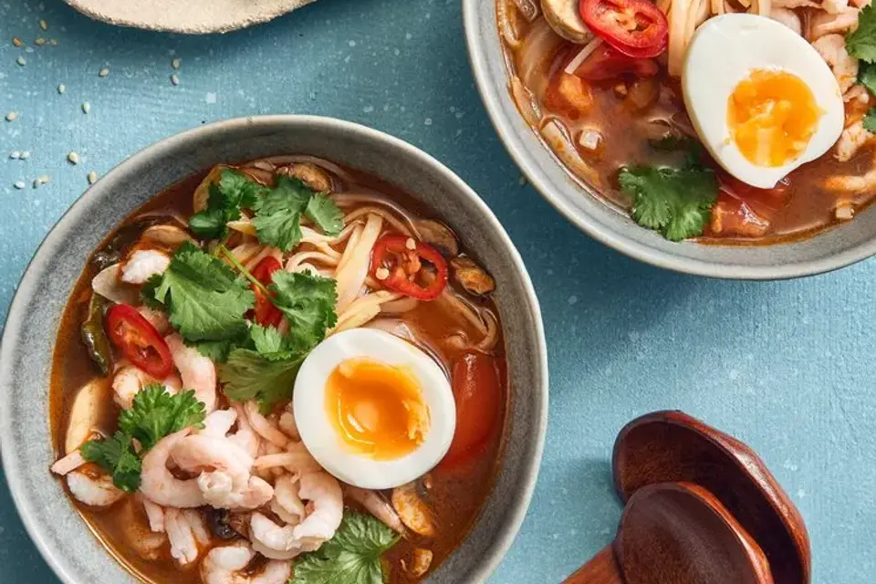 Tom Yum Goong - Thailandsk rejesuppe med limeblade og nudler — RetNemts eget foto