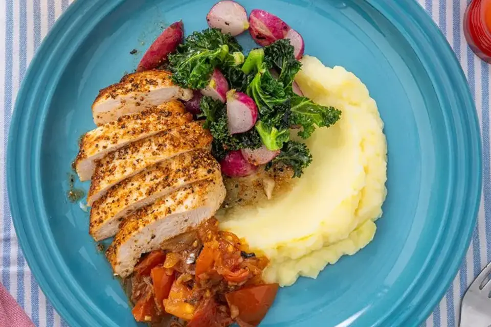 Citruskrydret kyllingebryst med kartoffelmos, tomatkompot, radiser og grønkål — RetNemts eget foto