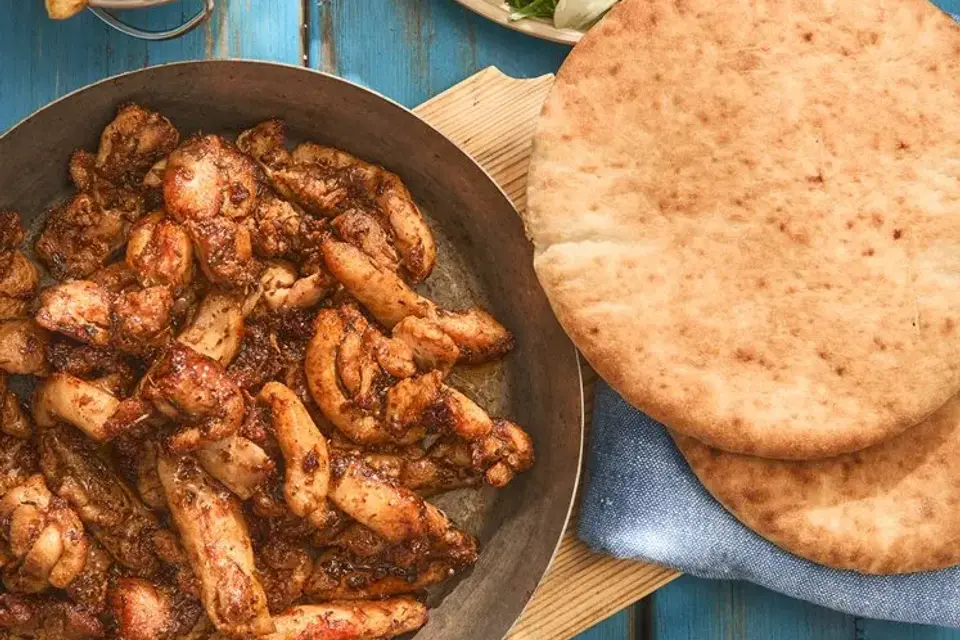 Kyllingegyros i pitabrød med dildtzatziki, tomatsalat og pommes frites — RetNemts eget foto