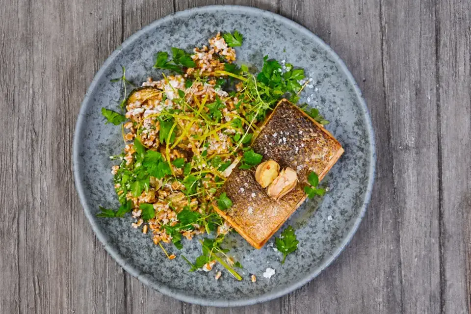 Stegt laks med perlebyg & mascarpone — Skagenfoods eget foto
