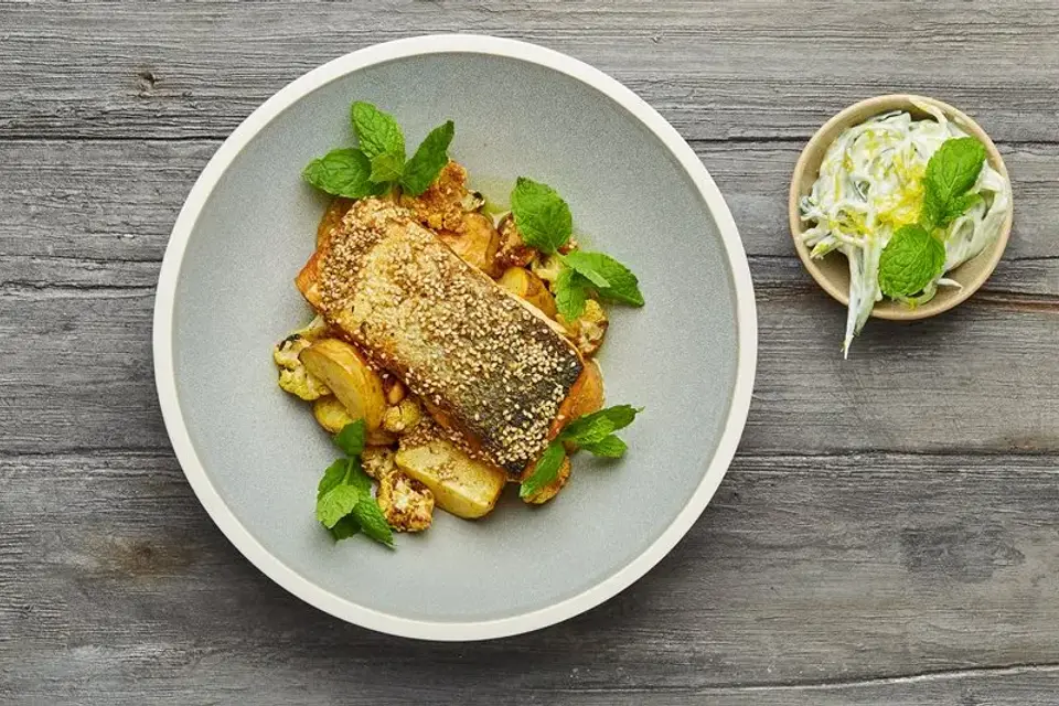 ELITE Team DK Stegt laks med vadouvan dertil kheere ka raita og sesamstegte blomkål — Skagenfoods eget foto