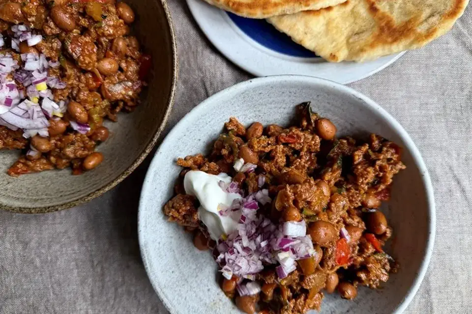 Easy chili con carne med pandebrød og creme fraiche — Skagenfoods eget foto