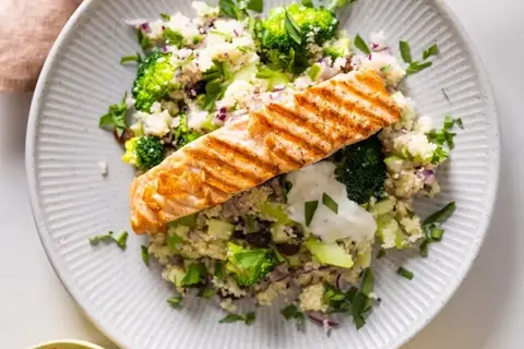 Laksesteak med grøn couscous og persilleyoghurt