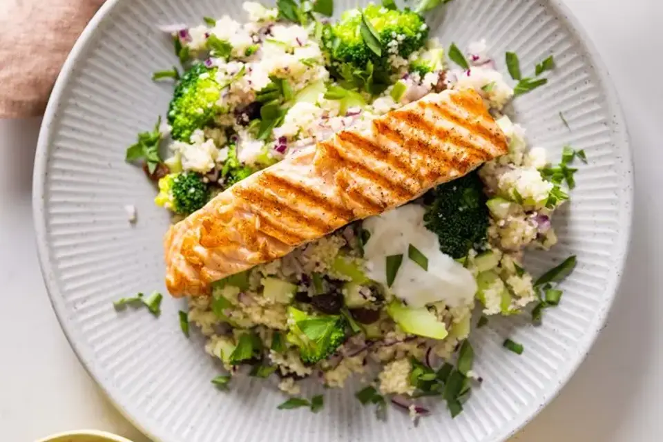 Laksesteak med grøn couscous og persilleyoghurt — RetNemts eget foto